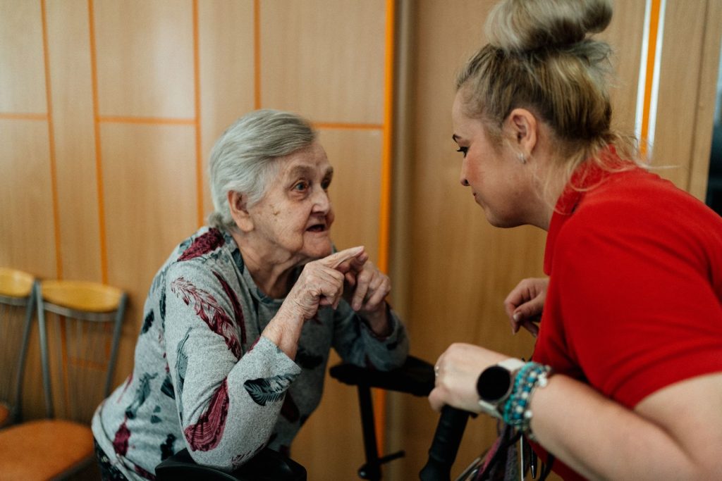 Pflegekraft im vertrauten Gespräch