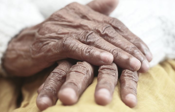 Pflegekraft versorgt Senior zu Hause